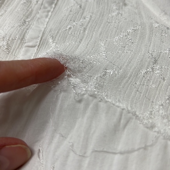 ⭐️🌸Vintage more by lata white embroidered handkerchief hem button front top L - Picture 12 of 12